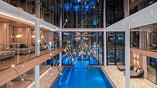 Der mehrst&ouml;ckige Wellness-Tempel im Hotel Tonihof in Langdorf mit Innen- und Au&szlig;enbereich, einer Spiegeldecke und Nischen.