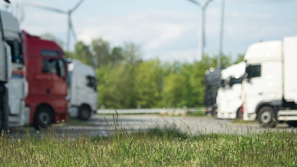 Immer wieder Parken Lastwagen auf der Autobahn, weil sie keinen Parkplatz finden. (Symbolbild)