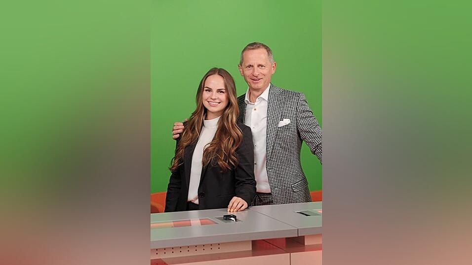 Martin Böddecker hat mit der Anstellung seiner Tochter Lea, die soeben ihren Master in Versicherungswirtschaft und Risikomanagement erworben hat, die Zukunft der mb Support GmbH gesichert. Martin Böddecker hat mit der Anstellung seiner Tochter Lea, die soeben ihren Master in Versicherungswirtschaft und Risikomanagement erworben hat, die Zukunft der mb Support GmbH gesichert.
