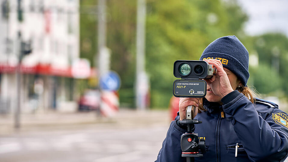 An knapp 1.500 Messstellen wird ab Mittwochmorgen 24 Stunden lang in Bayern die Geschwindigkeit überprüft. An knapp 1.500 Messstellen wird ab Mittwochmorgen 24 Stunden lang in Bayern die Geschwindigkeit überprüft.