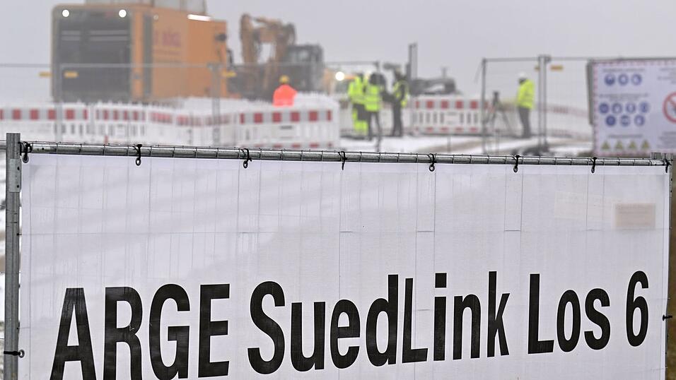 Suedlink gehört zu den wichtigsten Projekten der Energiewende. Nach Fertigstellung voraussichtlich Ende 2028 sollen Erdkabel mit einer Übertragungskapazität von vier Gigawatt Windstrom vom Norden in den Süden Deutschlands transportieren.