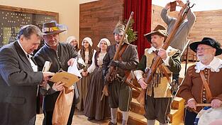 Zum 80. Geburtstag von Schierlings ehemaligem Bürgermeister Otto Gascher (links) kamen viele Bürger, Weggefährten und auch die Schierlinger Gennßhenkher mit einer Abordnung in historischer Tracht.