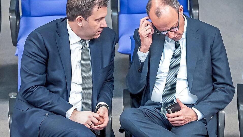 Bundeskanzler Friedrich Merz (r.) und sein Vizekanzler Lars Klingbeil müssen derzeit mehrere Krisen bewältigen.