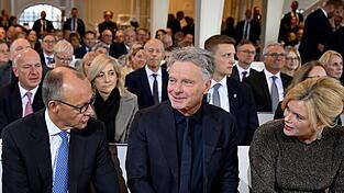 Zum ersten Mal gemeinsam beim Einheitsfest: Bundestagspräsidentin Julia Klöckner (CDU) mit ihrem Lebensgefährten Jörg Pilawa (M.) - im Gespräch mit Bundeskanzler Friedrich Merz (CDU) in der Ludwigskirche.