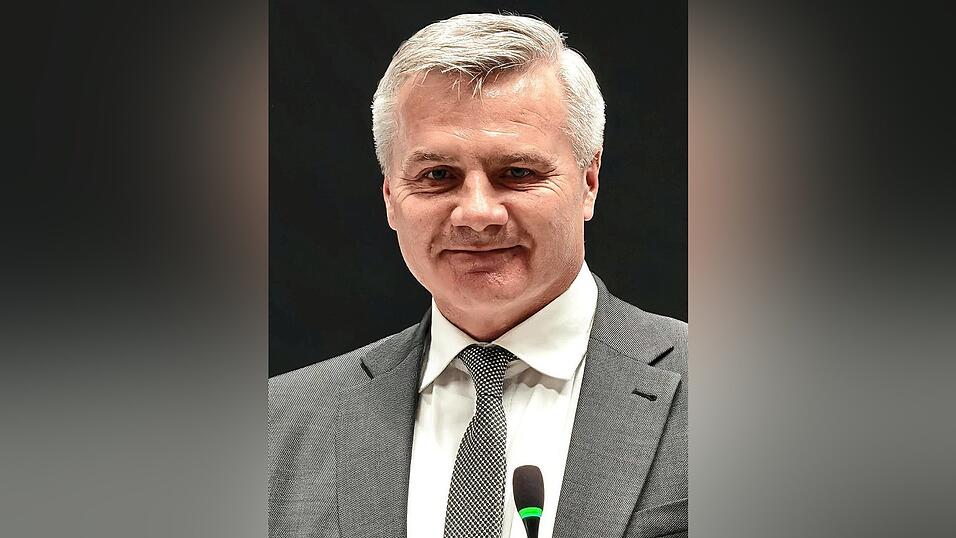 Peter Dreier sichtlich ger&uuml;hrt angesichts der stehenden Ovationen bei seiner finalen Kreistagsitzung. Jetzt freut er sich auf mehr Freiheit im bislang fremdbestimmten Terminkalender.