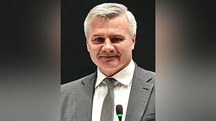 Peter Dreier sichtlich ger&uuml;hrt angesichts der stehenden Ovationen bei seiner finalen Kreistagsitzung. Jetzt freut er sich auf mehr Freiheit im bislang fremdbestimmten Terminkalender.