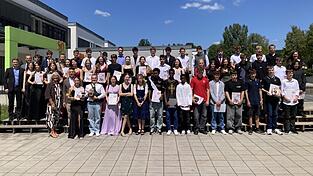 Ein letztes gemeinsames Foto: Die Klasse von 2026 feiert ihren Abschluss an der Johann-Brunner-Mittelschule.