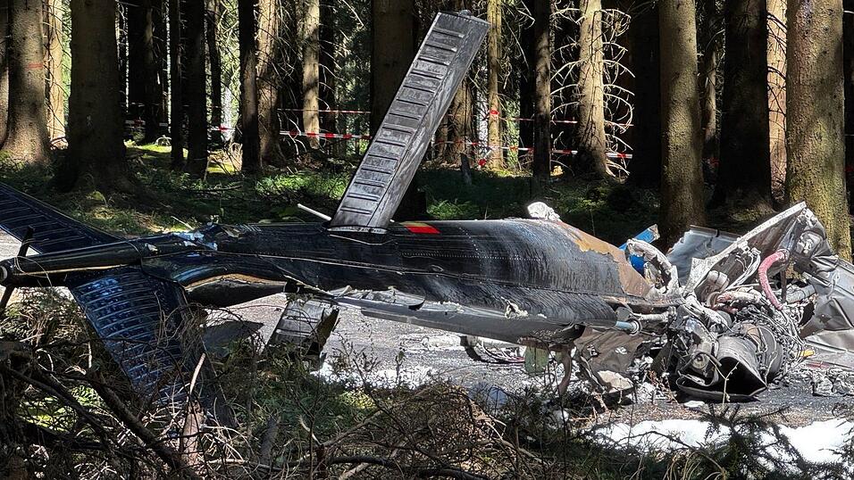 Der Pilot des abgest&uuml;rzten Hubschrauber starb noch an der Unfallstelle.