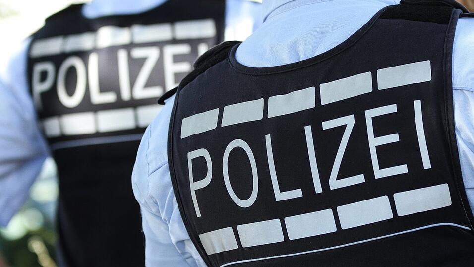 Einer Bundespolizeistreife gegenüber verhielt sich ein Mädchen äußerst aggressiv, beleidigte und bespuckte die Einsatzkräfte. (Symbolbild) Einer Bundespolizeistreife gegenüber verhielt sich ein Mädchen äußerst aggressiv, beleidigte und bespuckte die Einsatzkräfte. (Symbolbild)