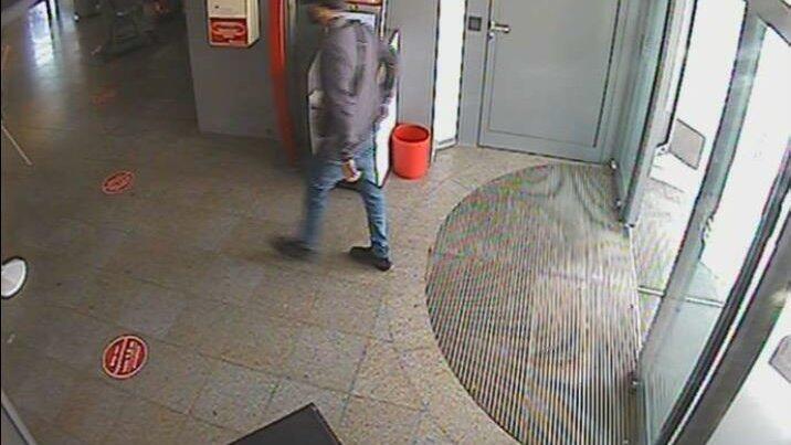 Die Aufnahmen der Überwachungskameras zeigen den Täter in der Sparkasse.