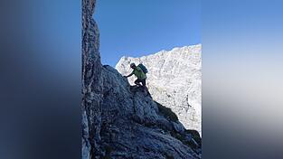 Am Berg ist sie auch privat gern. Die Ausbildung als Bergwachtfrau hat Evi Partholl absolviert, bevor sie in die Krisenintervention gegangen ist. Am Berg ist sie auch privat gern. Die Ausbildung als Bergwachtfrau hat Evi Partholl absolviert, bevor sie in die Krisenintervention gegangen ist.