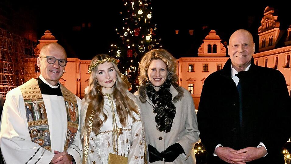 Vom Balkon strahlten (von links) Stadtdekan Roman Gerl, Christkind Paula Vogt, Bürgermeisterin Astrid Freudenstein und Veranstalter Peter Kittel. Vom Balkon strahlten (von links) Stadtdekan Roman Gerl, Christkind Paula Vogt, Bürgermeisterin Astrid Freudenstein und Veranstalter Peter Kittel.