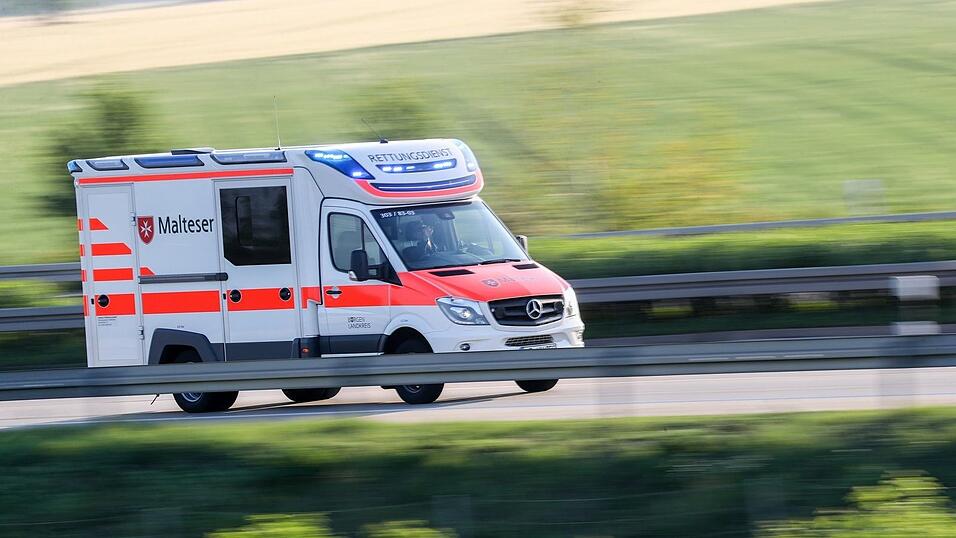 Ein Rettungswagen musste ausrücken, um die beiden Kontrahenten zu verarzten. (Symbolbild) Ein Rettungswagen musste ausrücken, um die beiden Kontrahenten zu verarzten. (Symbolbild)