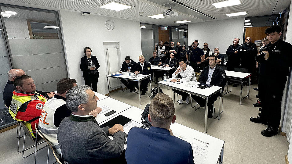 Mitarbeiter der Staatlichen Feuerwehrschule wurden im Rollenspiel zu Journalisten. Sie stellten kritische Fragen und testeten, ob die Führungsriege auch dies bewältigen kann. Mitarbeiter der Staatlichen Feuerwehrschule wurden im Rollenspiel zu Journalisten. Sie stellten kritische Fragen und testeten, ob die Führungsriege auch dies bewältigen kann.