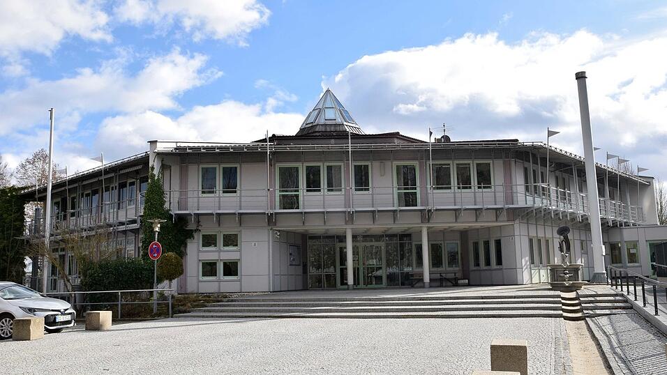 Am Freitag hat auch die Schule wieder geöfnet. Am Freitag hat auch die Schule wieder geöfnet.