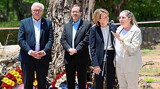 Als Michal Herzog (r.) über den Wiederaufbau des Kibbuz Be„eri spricht, kommen ihr die Tränen. Staatspräsident Izchak Herzog (M.) dankt Frank-Walter Steinmeier (l.), der mit seiner Frau Elke Büdenbänder zum Staatsbesuch angereist war, für seine „moralische Klarheit“.