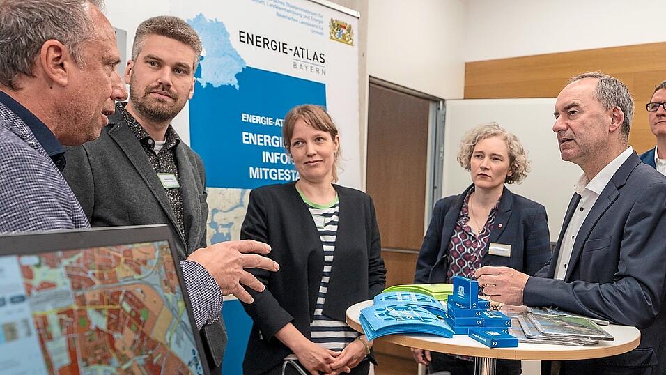Umweltminister Thorsten Glauber (l.) und Energieminister Hubert Aiwanger (2. v. r.) informieren sich auf dem „Markt der Möglichkeiten“ über Unterstützungsangebote für Kommunen. Umweltminister Thorsten Glauber (l.) und Energieminister Hubert Aiwanger (2. v. r.) informieren sich auf dem „Markt der Möglichkeiten“ über Unterstützungsangebote für Kommunen.