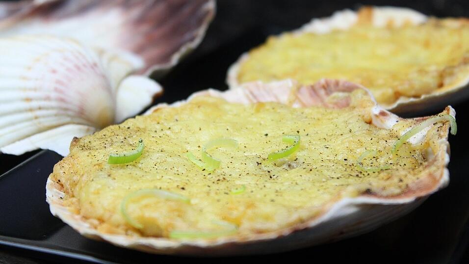 '¡Viva España!' - Es lebe Spanien! Diese gefüllten und gratinierten Muscheln eignen sich perfekt als spanische Vorspeise. Auch eine vegetarische Variante gibt es in unserem Rezept.