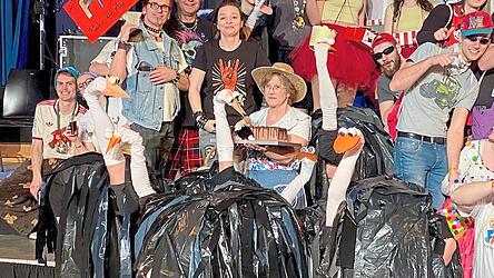 Ganz sch&ouml;n verzwickt: Wo stecken die Menschen da drin? Die Strau&szlig;enkost&uuml;me gewannen den Kost&uuml;mwettbewerb.