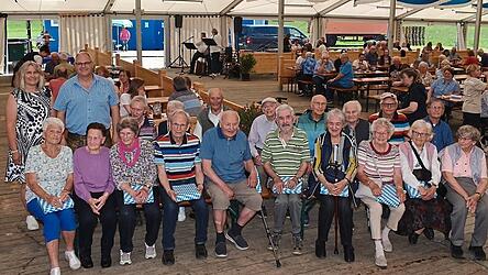 Die &auml;ltesten Besucher am Volksfest wurden von B&uuml;rgermeister Martin Fischer und der Seniorenbeauftragten Sabine Obermeier begr&uuml;&szlig;t.