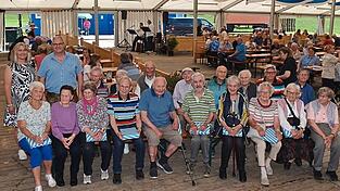 Die &auml;ltesten Besucher am Volksfest wurden von B&uuml;rgermeister Martin Fischer und der Seniorenbeauftragten Sabine Obermeier begr&uuml;&szlig;t.