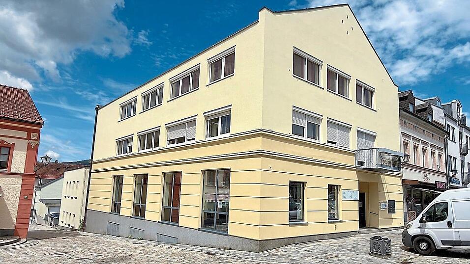 Ins Erd- und Untergeschoss des markanten Gebäudes am Further Stadtplatz kehrt bald wieder Leben ein. Ins Erd- und Untergeschoss des markanten Gebäudes am Further Stadtplatz kehrt bald wieder Leben ein.