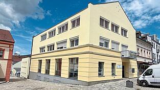 Ins Erd- und Untergeschoss des markanten Gebäudes am Further Stadtplatz kehrt bald wieder Leben ein. Ins Erd- und Untergeschoss des markanten Gebäudes am Further Stadtplatz kehrt bald wieder Leben ein.