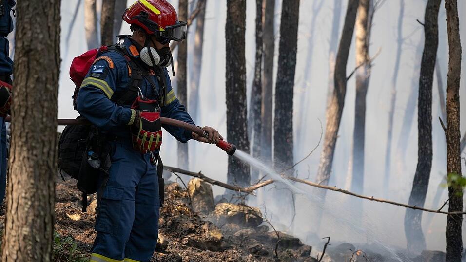 Hunderte Einsatzkr&auml;fte, darunter auch Feuerwehrleute aus Rum&auml;nien und Frankreich, k&auml;mpfen in der N&auml;he von Athen gegen einen Gro&szlig;brand.