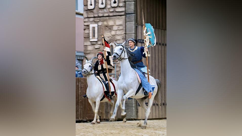 Eindr&uuml;cke von der Gruppe 'blau', die am Freitagabend die Drachenstich-Premiere gespielt hat.