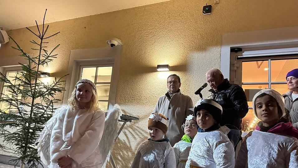 Christkind Paula Schwarzfischer mit den Engelchen vom Kindergarten Sankt Josef, G&uuml;nther Klein und B&uuml;rgermeister Franz Wittmann.