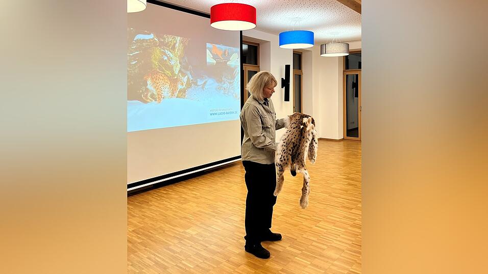 Sogar ein echtes Luchsfell hatte Sybille W&ouml;lfe zur Veranschaulichung mitgebracht - sie kannte das Tier, das an einem nat&uuml;rlichen Tod gestorben ist, pers&ouml;nlich.