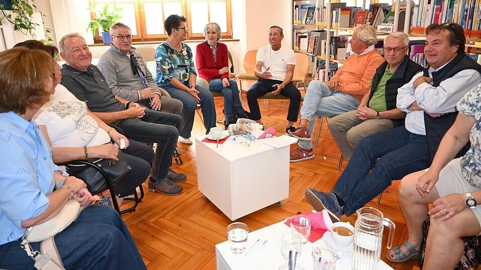Maria Pinsker (buntes Oberteil) inmitten ihrer Gäste um die Mainburger Herren Anton Wimmer (links), Schausteller Harald Endres (weißes T-Shirt), Karl Pöschl, Ludwig Holzmann und Horst Pinsker (rechts). Maria Pinsker (buntes Oberteil) inmitten ihrer Gäste um die Mainburger Herren Anton Wimmer (links), Schausteller Harald Endres (weißes T-Shirt), Karl Pöschl, Ludwig Holzmann und Horst Pinsker (rechts).