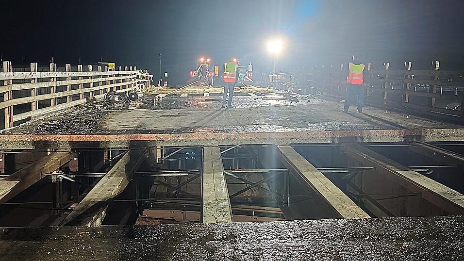 Seilwinden zogen die Betonabschnitte von der Brücke - darunter nur noch Stahlträger und die A3-Fahrbahn. Seilwinden zogen die Betonabschnitte von der Brücke - darunter nur noch Stahlträger und die A3-Fahrbahn.