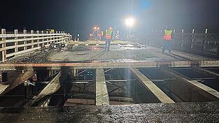 Seilwinden zogen die Betonabschnitte von der Brücke - darunter nur noch Stahlträger und die A3-Fahrbahn. Seilwinden zogen die Betonabschnitte von der Brücke - darunter nur noch Stahlträger und die A3-Fahrbahn.