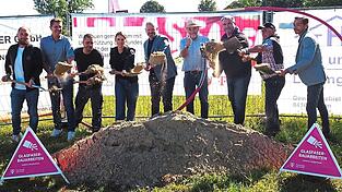 Die Kräfte der Deutschen Telekom und der am Bau beteiligten Firmen beim symbolischen Spatenstich.