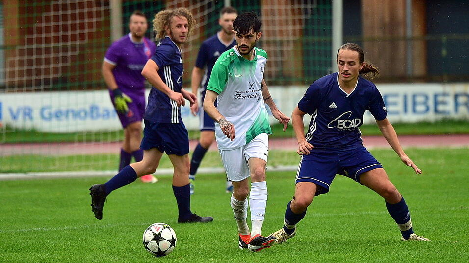 Deggendorfs armenischer Ex-Profi Robert Baghramyan (in weiß) könnte dieses Mal auf der Sechserposition spielen.