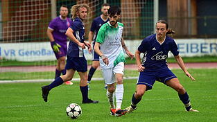 Deggendorfs armenischer Ex-Profi Robert Baghramyan (in weiß) könnte dieses Mal auf der Sechserposition spielen. Deggendorfs armenischer Ex-Profi Robert Baghramyan (in weiß) könnte dieses Mal auf der Sechserposition spielen.