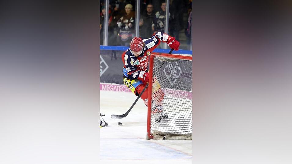 Gegen Selb zeigte auch Marco Ba&szlig;ler (in rot), dass auf ihn Verlass ist.