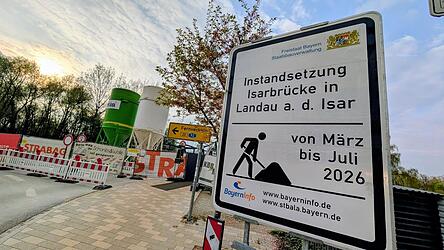 Schon wieder obsolet: Auf der Landauer Br&uuml;ckenbaustelle ist nun wohl die n&auml;chste Aktualisierung der Hinweistafel f&auml;llig.&nbsp;