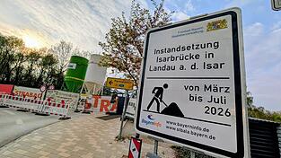 Schon wieder obsolet: Auf der Landauer Br&uuml;ckenbaustelle ist nun wohl die n&auml;chste Aktualisierung der Hinweistafel f&auml;llig.&nbsp;