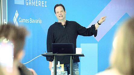 Ralf Adam arbeitet seit &uuml;ber 35 Jahren in der Gamingbranche, mittlerweile selbstst&auml;ndig. Wenn er nicht gerade Spiele entwickelt, h&auml;lt er Vortr&auml;ge, um seine Erfahrungen weiterzugeben.