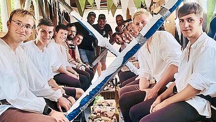 Mahlzeit! Die Festwirte und Daniel Siegl bescherten den Businenbl&auml;sern auf dem Wehrgang eine &uuml;ppige Brotzeit. &bdquo;Spielmannsz&uuml;gler m&uuml;sste man sein&ldquo;, d&uuml;rfte sich mancher Volk-Statist bei diesem Anblick denken.