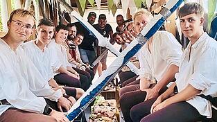 Mahlzeit! Die Festwirte und Daniel Siegl bescherten den Businenbl&auml;sern auf dem Wehrgang eine &uuml;ppige Brotzeit. &bdquo;Spielmannsz&uuml;gler m&uuml;sste man sein&ldquo;, d&uuml;rfte sich mancher Volk-Statist bei diesem Anblick denken.