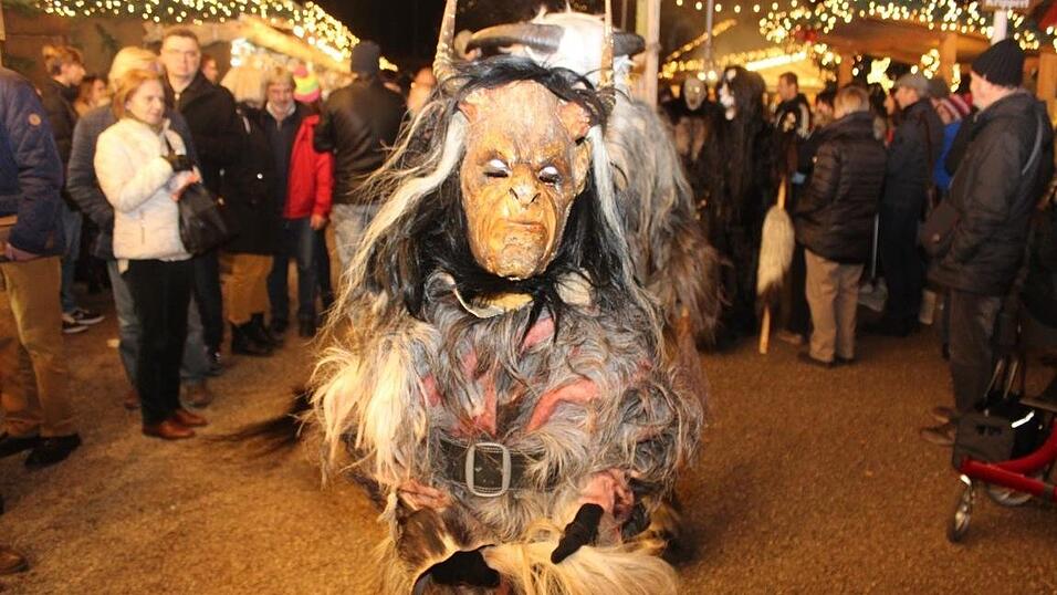 Die Perchtengruppe 'Frisinger Fratz'n' trat am Mittwochabend auf dem Landshuter Christkindlmarkt auf. Die Perchtengruppe 'Frisinger Fratz'n' trat am Mittwochabend auf dem Landshuter Christkindlmarkt auf.