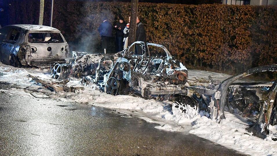In Regensburg brannten am Samstagabend vier Fahrzeuge. In Regensburg brannten am Samstagabend vier Fahrzeuge.