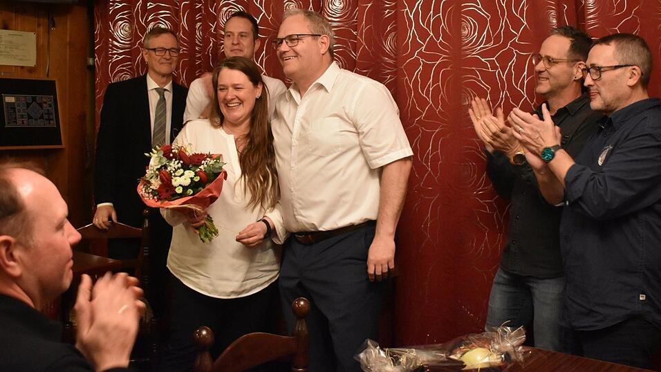 Sie lie&szlig;en sich auf der Wahlparty kr&auml;ftig feiern: Martin und Sabine Fischer.