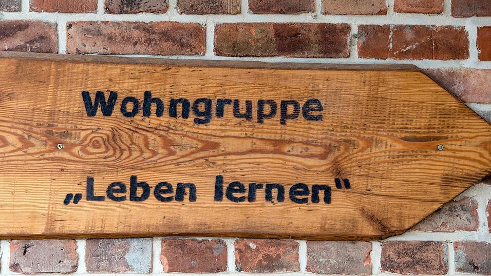 Die Unterbringung in stationären Einrichtungen der Jugendhilfe ist die letzte Option und kostspielig. Die Unterbringung in stationären Einrichtungen der Jugendhilfe ist die letzte Option und kostspielig.