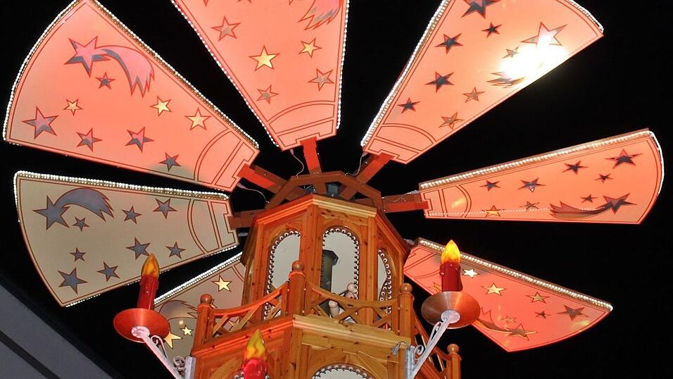 Der Christkindlmarkt und die Weihnachtspyramide geh&ouml;ren in der Adventszeit zu den beliebtesten Treffpunkten in Landshut.