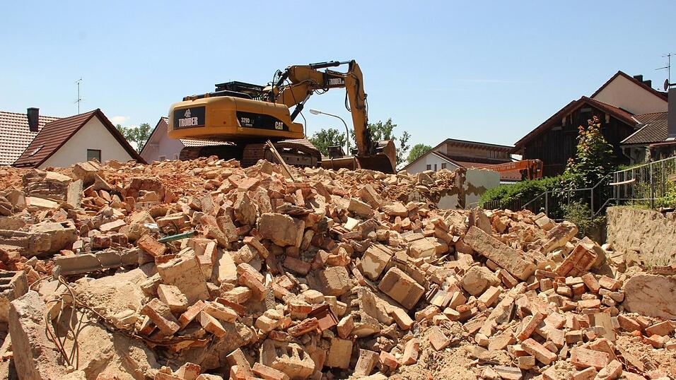 Der Abbruch des alten Waffenbrunner Schulhauses (Archivbild) kostet jetzt doch fast 75.000 Euro. Das war dem Gemeinderat urspr&uuml;nglich zuviel.