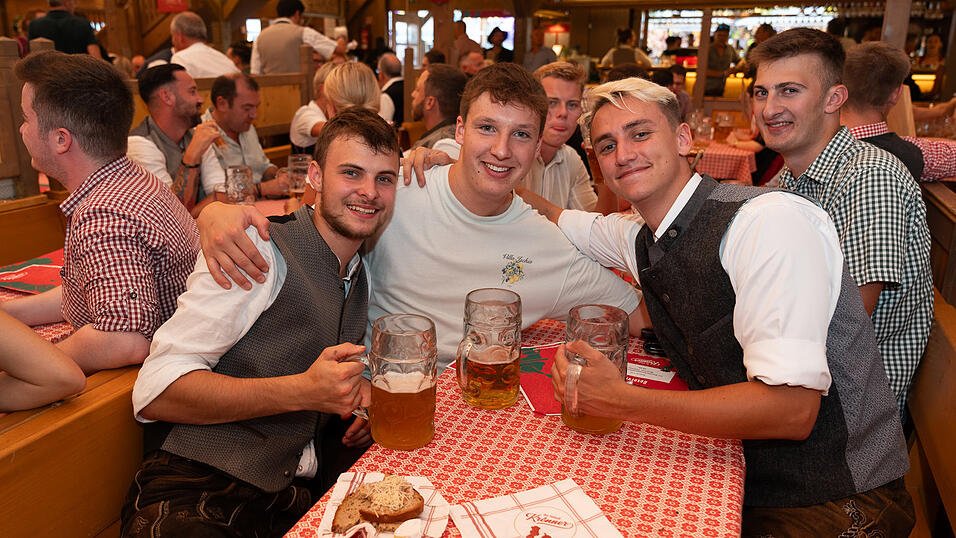 Die Partybilder vom Freitag, 18. August 2023, aus dem Festzelt Krönner. Die Partybilder vom Freitag, 18. August 2023, aus dem Festzelt Krönner.